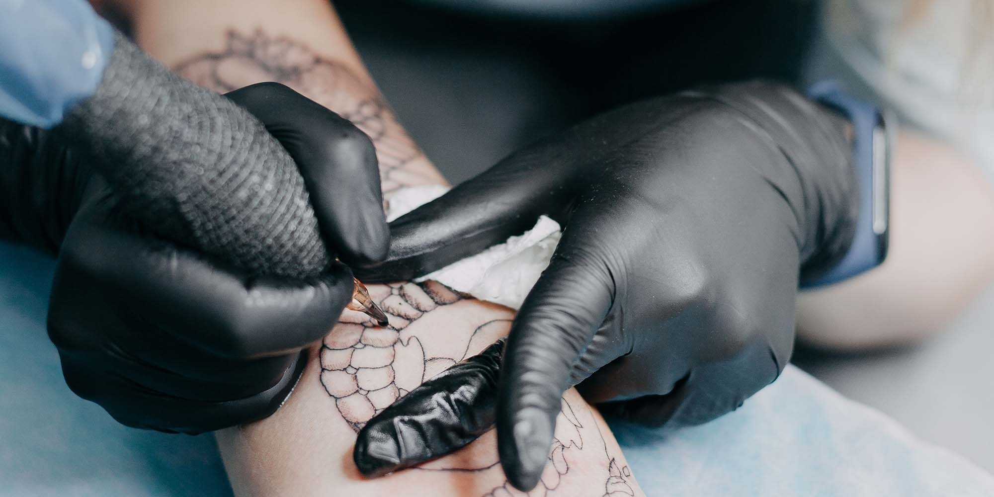 young-girl-tattoo-artist-making-tattoo-N9XTJ6A-1